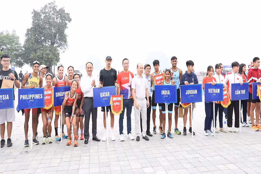 Ban Tổ chức tặng cờ lưu niệm cho các đoàn vận động viên tham dự giải.