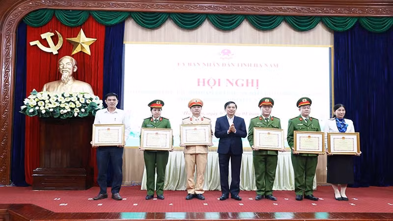 Đồng chí Phó Chủ tịch UBND tỉnh Hà Nam trao bằng khen của Chủ tịch UBND tỉnh cho các cá nhân có thành tích xuất sắc trong công tác bảo đảm an toàn giao thông năm 2024.
