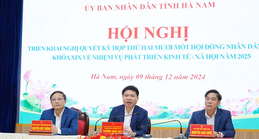 Các đồng chí chủ trì hội nghị.