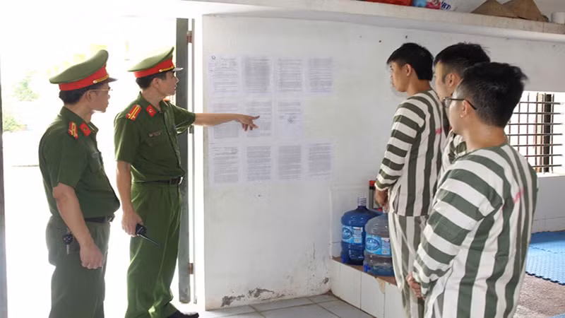 Cán bộ Trại tạm giam Công an tỉnh tuyên truyền, phổ biến, quán triệt chủ trương, chính sách nhân đạo, khoan hồng của Đảng, Nhà nước và quy định về đặc xá cho các phạm nhân.