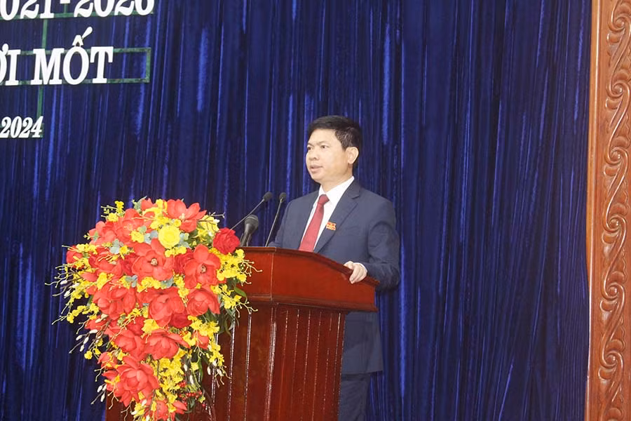 Đồng chí Trương Quốc Huy, Phó Bí thư Tỉnh ủy, Chủ tịch UBND tỉnh, Trưởng Đoàn đại biểu Quốc hội tỉnh trình bày Báo cáo của UBND tỉnh tại Kỳ họp.