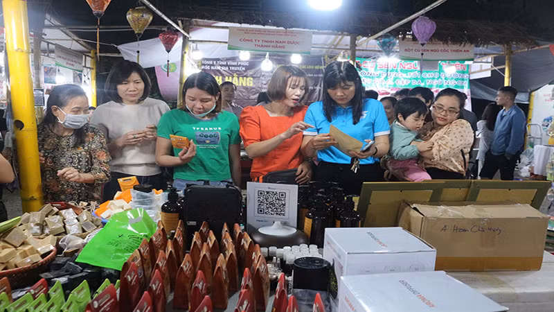 Đông đảo người tiêu dùng đã đến trưng bày để xem và mua sản phẩm.