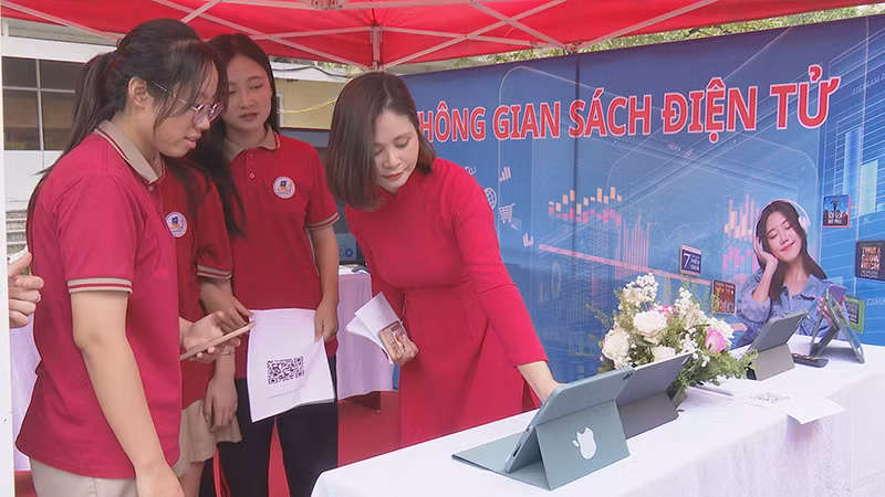 Các em học sinh trải nghiệm tại không gian sách điện tử.