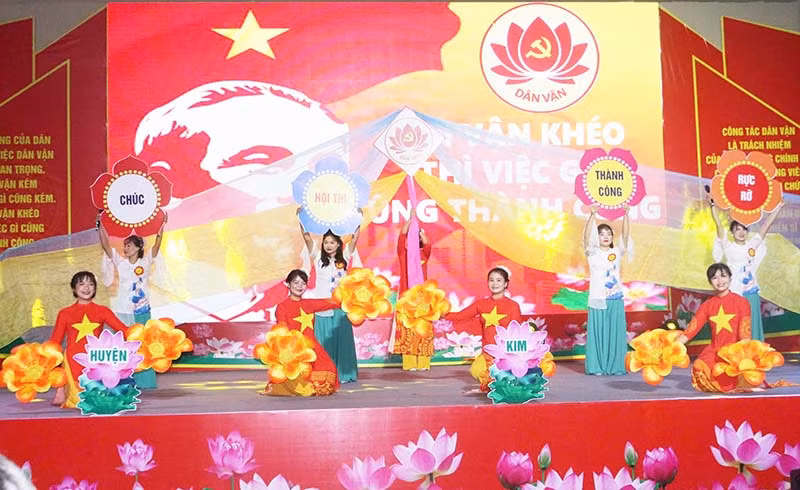 Phần thi chào hỏi của đội thi huyện Kim Bảng.