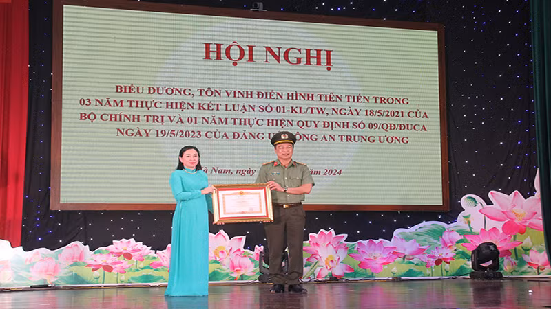 Thừa ủy quyền của Thủ tướng Chính Phủ, đồng chí Phó Bí thư Thường trực Tỉnh ủy Hà Nam trao Bằng khen của Thủ tướng Chính phủ cho Đảng bộ Công an tỉnh Hà Nam.