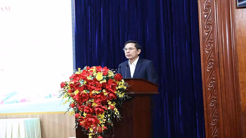 Đồng chí Trần Xuân Dưỡng, Phó Chủ tịch Ủy ban nhân dân tỉnh Hà Nam phát biểu tại hội nghị.