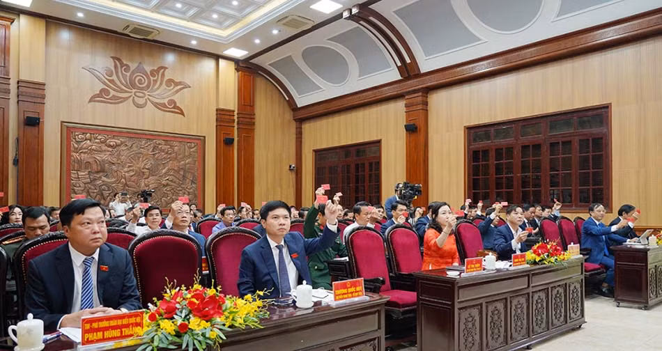 Các đại biểu biểu quyết thông 32 Nghị quyết quan trọng về nhiệm vụ phát triển kinh tế-xã hội của tỉnh.