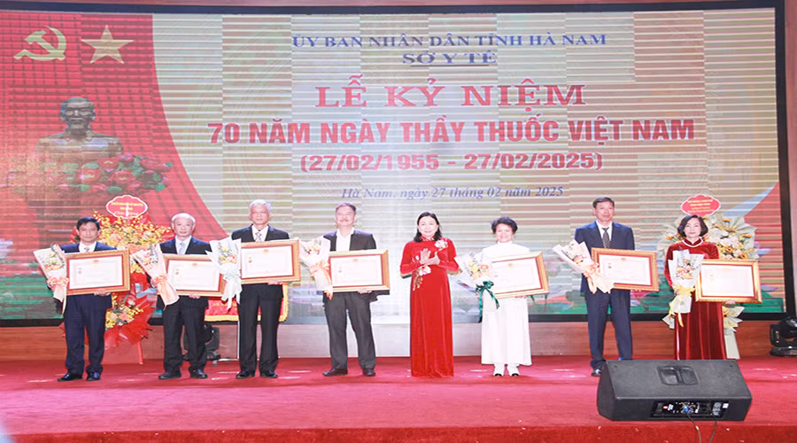 Thừa ủy quyền của Chủ tịch nước, đồng chí Đinh Thị Lụa, Phó Bí thư Thường trực Tỉnh ủy, Bí thư Đảng ủy các cơ quan Đảng tỉnh trao Danh hiệu Thầy thuốc Ưu tú cho 7 cá nhân.