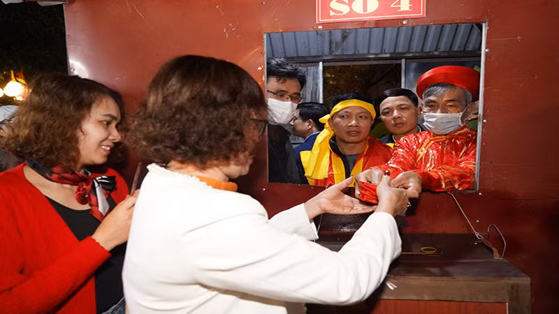 Nghi thức phát lương Đức Thánh Trần năm 2023. Nghi thức phát lương Đức Thánh Trần năm 2023.