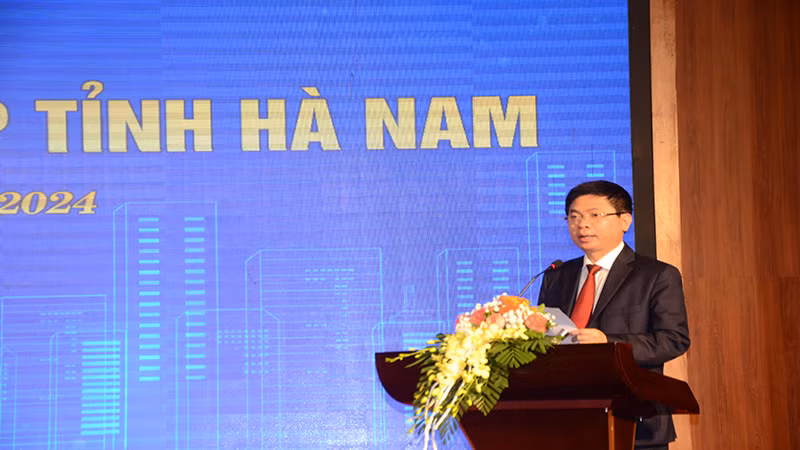 Đồng chí Trương Quốc Huy, Phó Bí thư Tỉnh ủy, Chủ tịch Ủy ban nhân dân, Trưởng Đoàn đại biểu tỉnh Hà Nam phát biểu tại hội nghị.