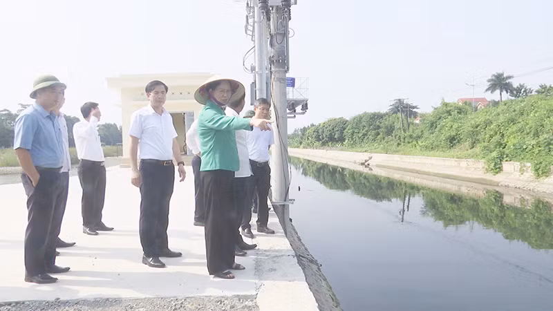 Đồng chí Bí thư Tỉnh ủy chỉ đạo Công ty TNHH Một thành viên Khai thác công trình thủy lợi tỉnh, chủ động tiêu rút nước đệm trên toàn hệ thống; sẵn sàng triển khai các phương án tiêu úng, tiêu thoát nước đô thị tập trung, khu công nghiệp, khu trũng thấp, bảo vệ sản xuất nông nghiệp khi xảy ra mưa lớn kéo dài hạn, chế thấp nhất thiệt hại do mưa, úng, ngập.