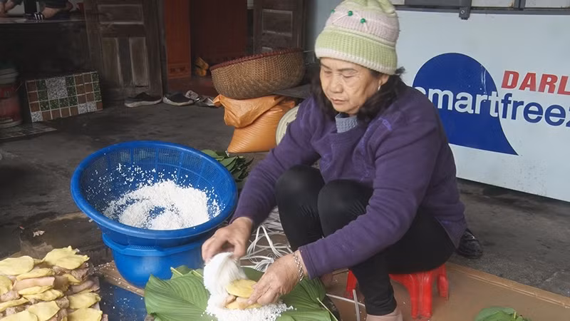 Bánh chưng làng Đầm đều được gói vo bằng tay, bánh vuông vức và chặt tay. Bánh chưng làng Đầm đều được gói vo bằng tay, bánh vuông vức và chặt tay.