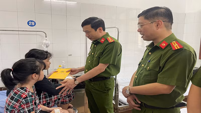 Đại tá Lê Văn Tuấn - Phó Giám đốc Công an tỉnh và đoàn công tác Công an tỉnh Hà Nam đã đến Bệnh viện Đa khoa tỉnh Hà Nam thăm hỏi, động viên các nạn nhân của vụ cháy.