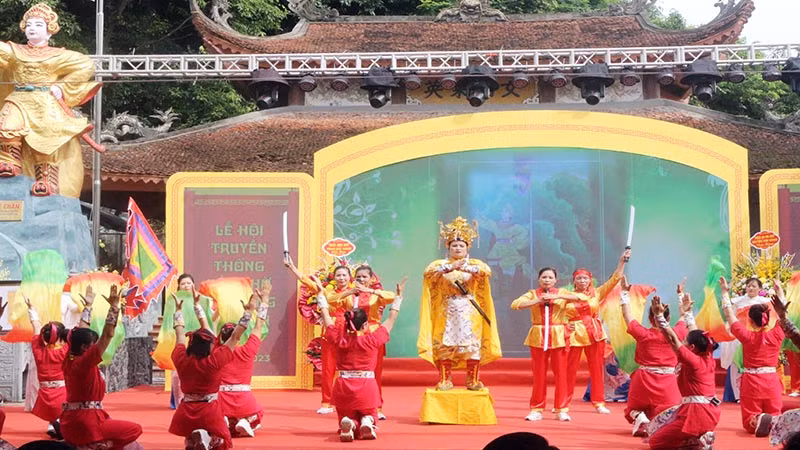 Biểu diễn hoạt cảnh Nữ tướng Lê Chân chỉ huy quân sĩ tại Căn cứ địa Lạt Sơn.