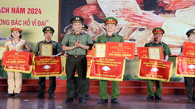  Giám đốc Công an tỉnh trao giải A toàn đoàn cho đội Khối Cảnh sát quản lý hành chính về Trật tự xã hội.