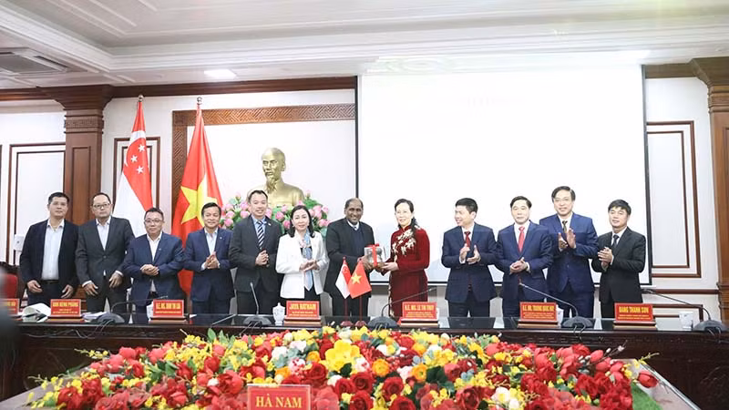 Các đồng chí lãnh đạo tỉnh Hà Nam tặng quà cho ngài Đại sứ đặc mệnh toàn quyền nước Cộng hòa Singapore tại Việt Nam.