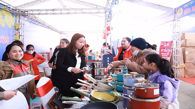 Nhiều mặt hàng có chất lượng tốt được bán tại phiên chợ để phục vụ nhu cầu mua sắm của công nhân, người lao động.