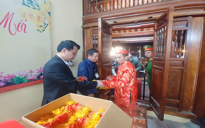 Các túi lương được kiểm soát trước khi phát cho nhân dân và du khách.