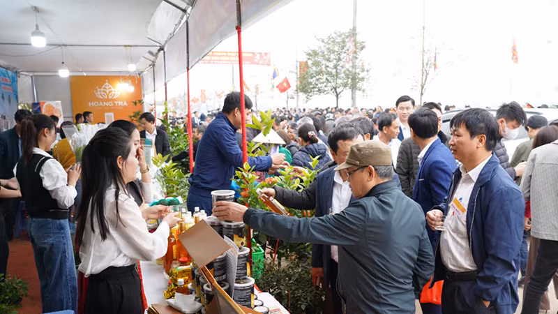 Người dân và du khách tham quan, mua sắm tại các gian trưng bày, giới thiệu sản phẩm nông nghiệp, tiểu thủ công nghiệp tiêu biểu của địa phương.