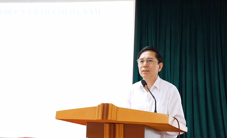 Đồng chí Trần Xuân Dưỡng, Phó Chủ tịch Ủy ban nhân dân tỉnh Hà Nam, Trưởng Ban Chỉ đạo kỳ thi tuyển sinh vào lớp 10, Kỳ thi tốt nghiệp trung học phổ thông năm 2025 phát biểu tại hội nghị.