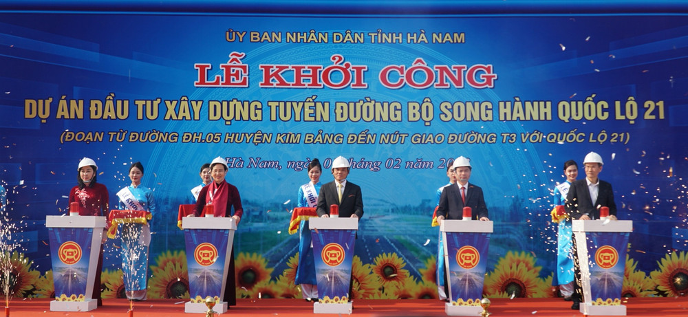 Phó Thủ tướng Chính phủ Trần Lưu Quang dự lễ Khởi công tuyến đường bộ song hành quốc lộ 21 tại tỉnh Hà Nam.