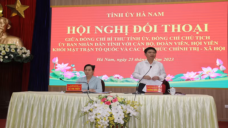 Đồng chí Trương Quốc Huy, Phó Bí thư Tỉnh ủy, Chủ tịch Ủy ban nhân dân tỉnh Hà Nam trực tiếp trả lời các ý kiến tại cuộc đối thoại.