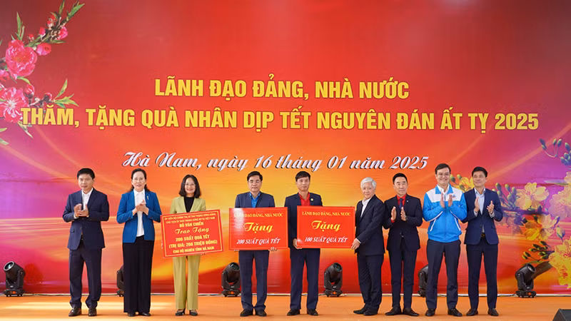 Đồng chí Chủ tịch Ủy ban Trung ương Mặt trận Tổ quốc Việt Nam trao tặng biểu trưng 500 suất quà Tết dành tặng cho hộ nghèo, công nhân lao động và người có hoàn cảnh khó khăn của tỉnh Hà Nam.