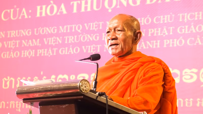 Hòa thượng Đào Như, Ủy viên Đoàn Chủ tịch Ủy ban Trung ương Mặt trận Tổ quốc Việt Nam, Phó Chủ tịch Hội đồng trị sự Trung ương Giáo hội Phật giáo Việt Nam, Viện trưởng Học viện Phật giáo Nam tông Khmer, Trưởng Ban Trị sự Giáo hội Phật giáo Việt Nam thành phố Cần Thơ phát biểu tại buổi họp mặt.