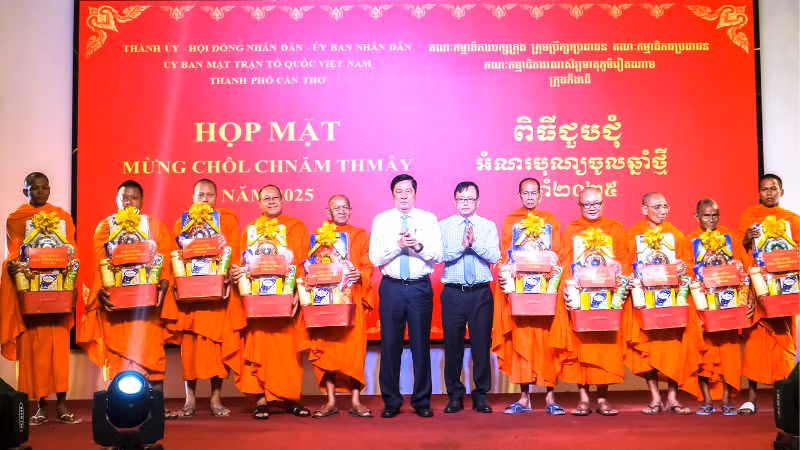 Lãnh đạo thành phố Cần Thơ tặng quà cho quý Hòa thượng, Thượng tọa, Sư sãi, AAchar... tại buổi họp mặt.