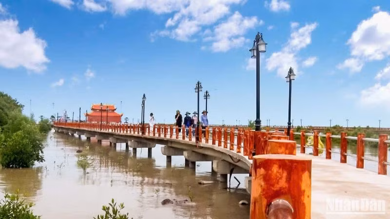 Lối vào Đền thờ Lạc Long Quân tại Đất Mũi Cà Mau.