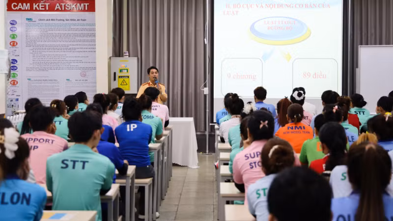 Công an thành phố Cần Thơ tuyên truyền quy định Luật trật tự, an toàn giao thông đường bộ tại Công ty TNHH Taekwang Cần Thơ (phường Phú Thứ, quận Cái Răng).