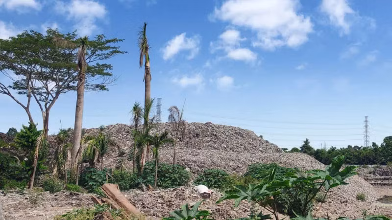 Người dân mong các ngành chức năng sớm có biện pháp xử lý dứt điểm bãi rác sau di dời.