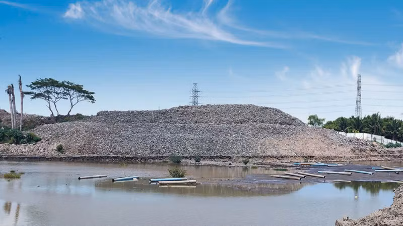 Khối lượng rác sau di dời bên đường cao tốc bắc-nam đi qua đến nay chưa được xử lý, gây ô nhiễm môi trường.