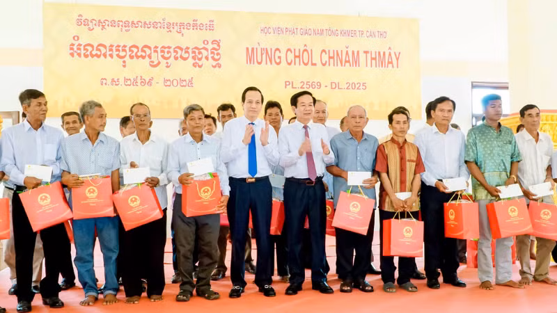 Bộ trưởng Đào Ngọc Dung và lãnh đạo thành phố Cần Thơ tặng quà cho người nghèo tại Học viện Phật giáo Nam tông Khmer