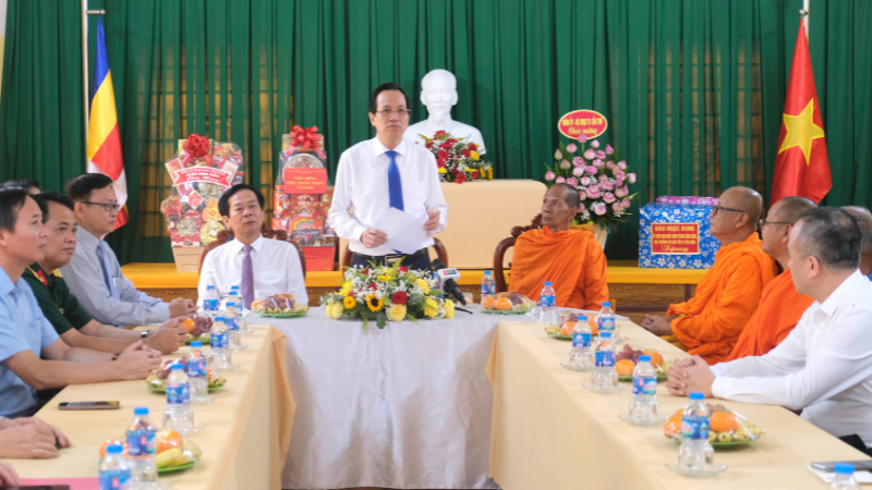 Bộ trưởng Dân tộc và Tôn giáo Đào Ngọc Dung đến thăm và chúc Tết Chôl Chnăm Thmây tại Hội Đoàn kết sư sãi yêu nước thành phố Cần Thơ.