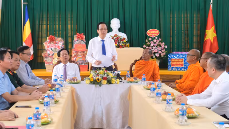 Bộ trưởng Dân tộc và Tôn giáo Đào Ngọc Dung đến thăm và chúc Tết Chôl Chnăm Thmây tại Hội Đoàn kết sư sãi yêu nước thành phố Cần Thơ.