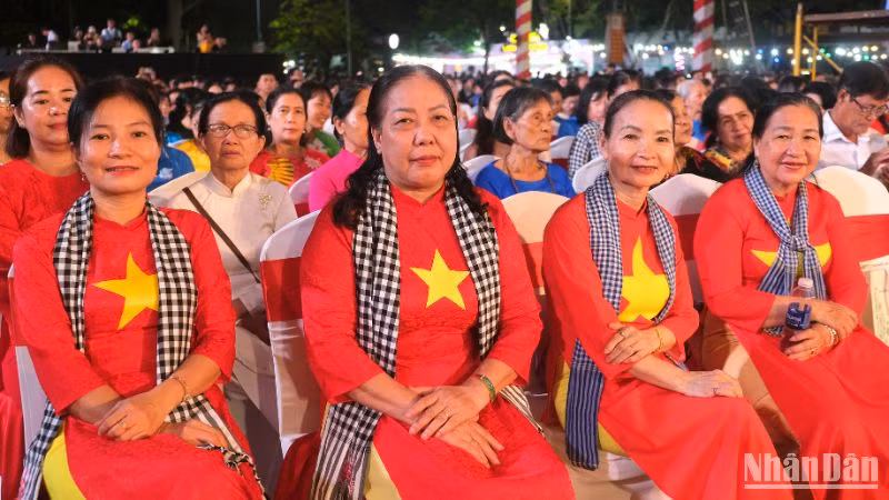 Các đại biểu đến dự chương trình nghệ thuật đặc biệt “Cần Thơ – Viết tiếp bản hùng ca mùa xuân”.