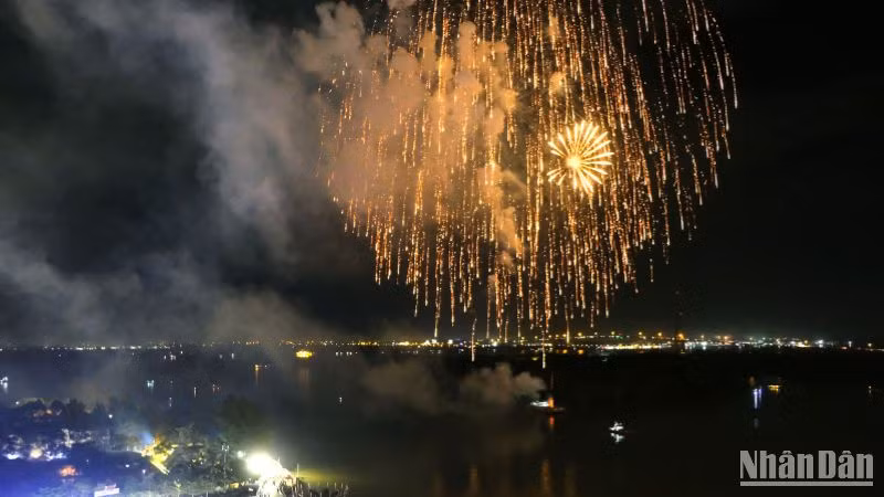 Kết thúc chương trình nghệ thuật đặc biệt là nội dung pháo hoa nghệ thuật trên sông Hậu.