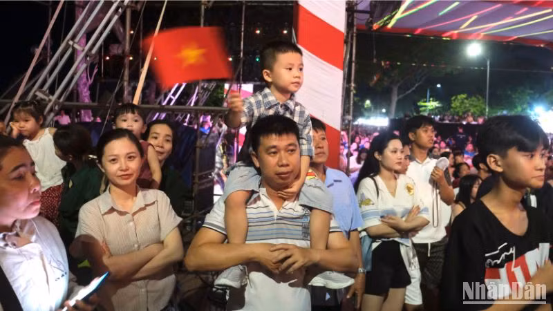 Chương trình nghệ thuật đặc biệt “Cần Thơ – Viết tiếp bản hùng ca mùa xuân” thu hút đông đảo nhân đến thưởng thức.