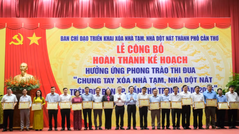 Lãnh đạo thành phố Cần Thơ tặng Bằng khen cho các đơn vị, cá nhân có thành tích xuất sắc đóng góp trong phong trào thi đua “xóa nhà tạm, nhà dột nát” trên địa bàn.