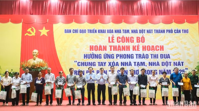Lãnh đạo thành phố Cần Thơ trao tặng các phần quà đến các hộ dân đã được hỗ trợ xây dựng, sửa chữa nhà ở trong năm 2025.