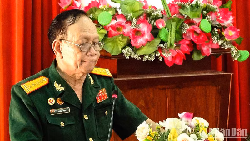 Đại tá Võ Tấn Dũng tại buổi kể chuyện lịch sử cho sinh viên Trường Cao đẳng Cần Thơ.