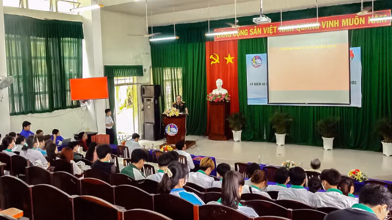Đại tá Võ Tấn Dũng kể chuyện lịch sử tại Trường Cao đẳng Cần Thơ.