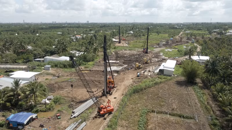 Thi công nút giao cao tốc IC2 trên địa bàn thành phố Cần Thơ.