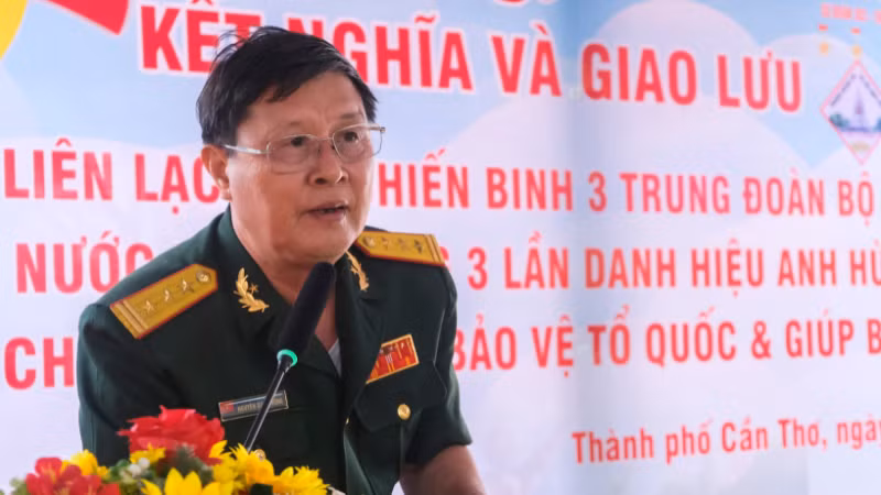 Đại tá Lý Văn Mười, Nguyên Phó Trung đoàn trưởng về Chính trị, Trưởng Ban liên lạc cựu chiến binh Trung đoàn 1 (Đoàn Ba Gia), Sư đoàn 2, Quân khu 5 phát biểu tại buổi lễ.