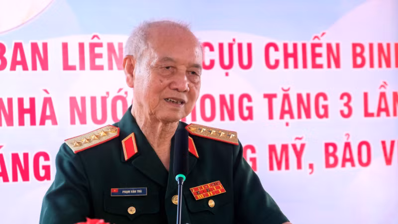 Đại tướng Phạm Văn Trà, nguyên Ủy viên Bộ Chính trị, nguyên Bộ trưởng Quốc phòng, nguyên Trung đoàn trưởng Trung đoàn 1-U Minh phát biểu chỉ đạo tại buổi lễ.