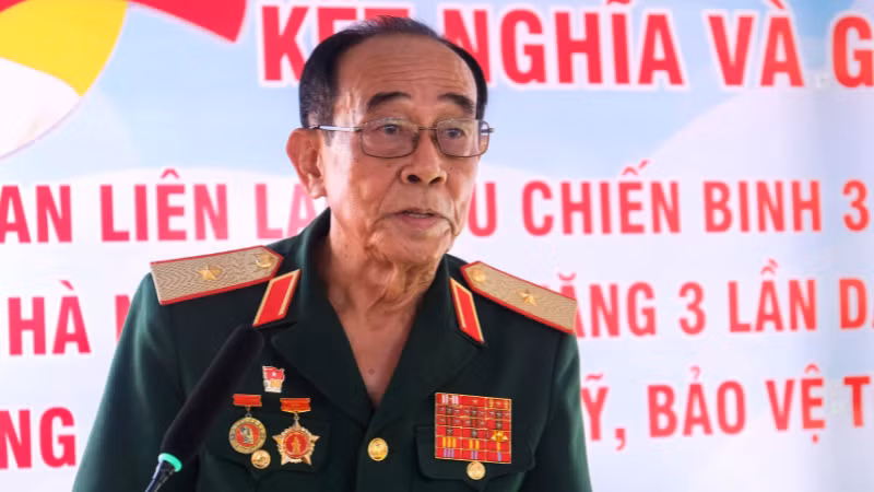Thiếu tướng Trần Vinh Quang, Nguyên Chủ nhiệm Chính trị Quân khu 9, nguyên Thứ trưởng Lao động-Thương binh và Xã hội, Trưởng Ban liên lạc Cựu chiến binh Trung đoàn 1-U Minh, Sư đoàn 330, Quân khu 9 phát biểu tại buổi lễ.
