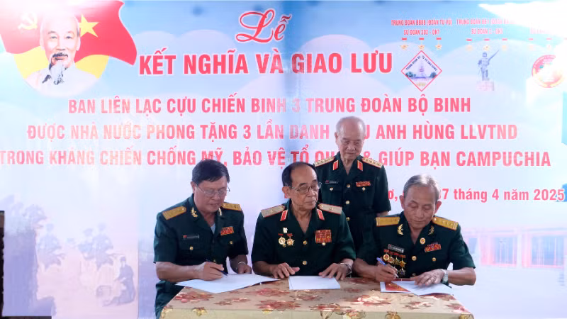 Đại tướng Phạm Văn Trà, chứng kiến lễ ký kết giữa 3 trung đoàn.