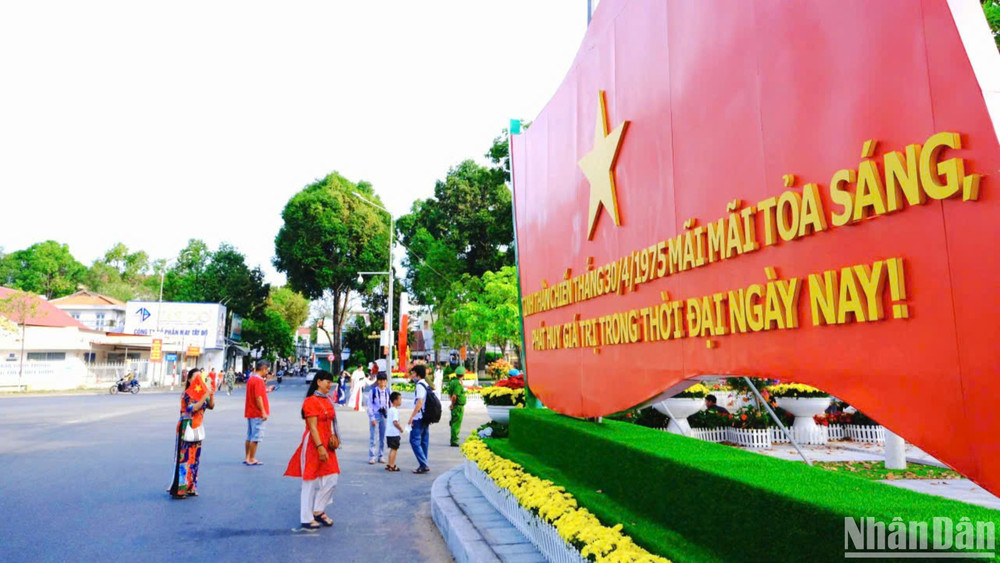 Từ sáng sớm người dân đã có mặt tại khuôn viên Ủy ban nhân dân thành phố Cần Thơ để theo dõi chương trình qua màn hình led Lễ kỷ niệm 50 năm Ngày Giải phóng miền nam, thống nhất đất nước (30/4/1975-30/4/2025).