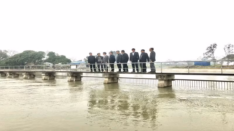Cục Thủy lợi kiểm tra lấy nước sản xuất lúa vụ đông xuân tại tỉnh Hà Nam.
